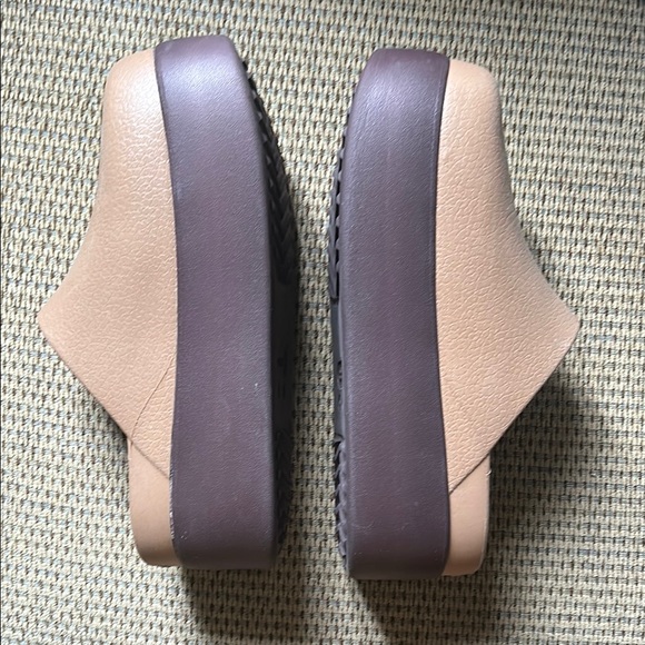 Chic Brown Platform Clogs - Picture 3 of 4